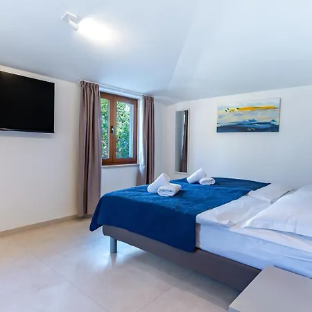 With Free Parking Bed & Breakfast