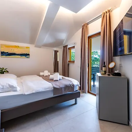 Bed and Breakfast With Free Parking Πούλα