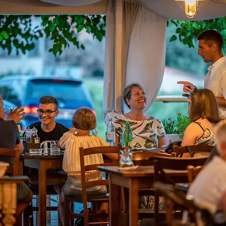 With Free Parking Пула