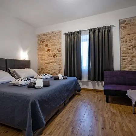 With Free Parking Пула