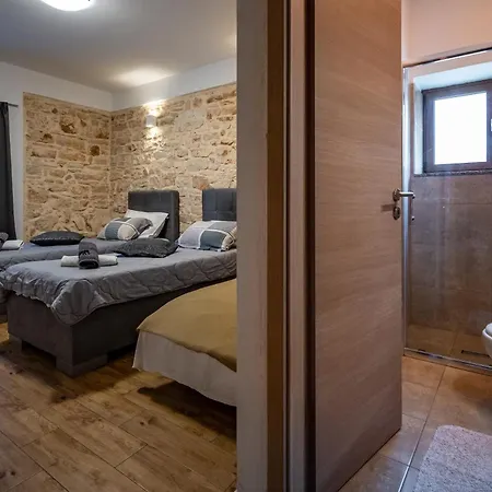 With Free Parking Пула