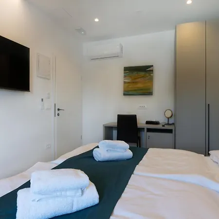 With Free Parking Пула