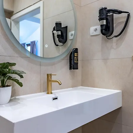 With Free Parking Пула