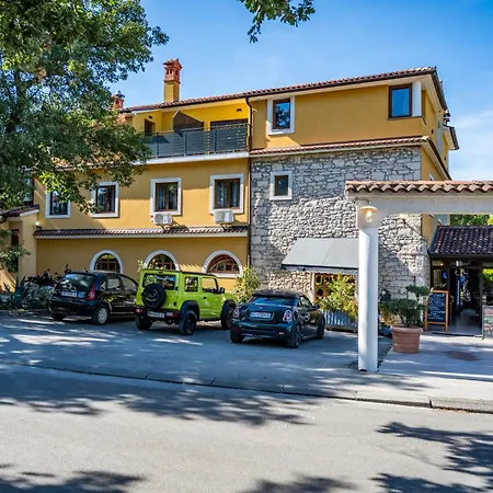 Bed & Breakfast With Free Parking 3*