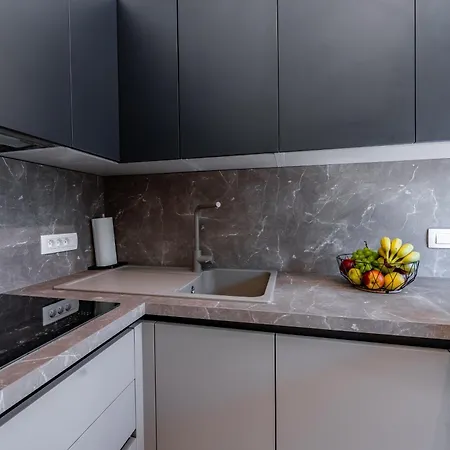 With Free Parking Пула