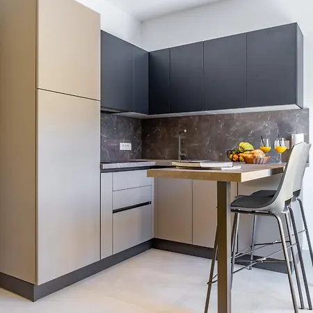 With Free Parking Пула