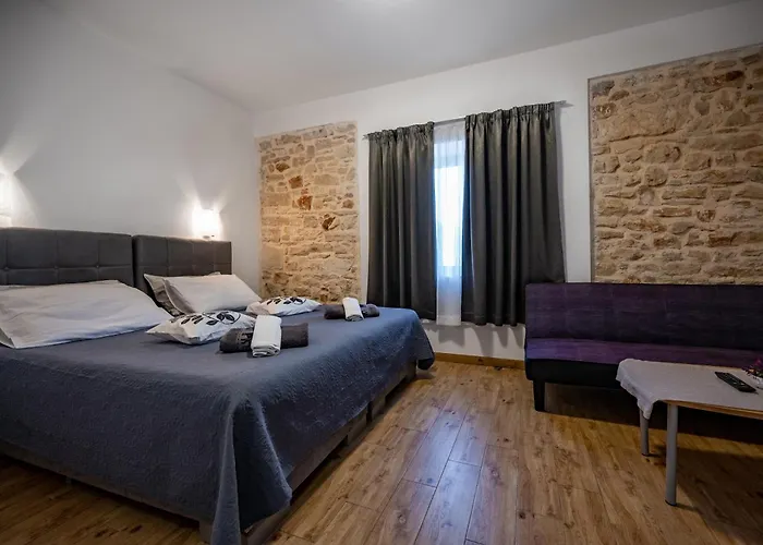 With Free Parking Pola