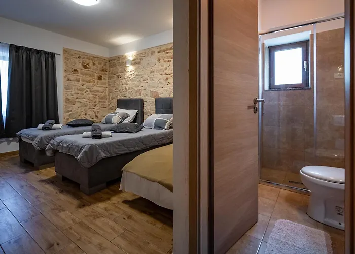 With Free Parking Pola