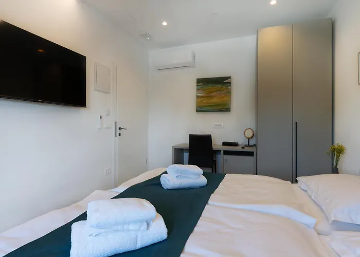 With Free Parking Pola