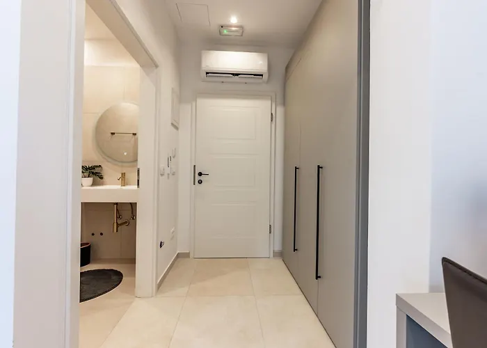 With Free Parking Pola