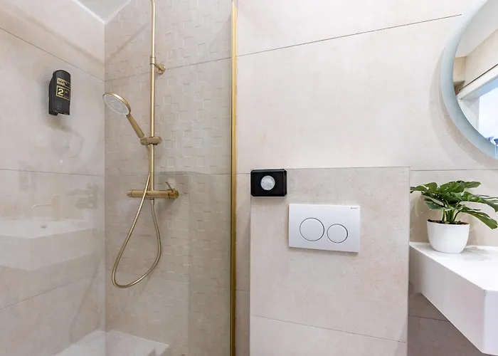 With Free Parking Panzió Póla