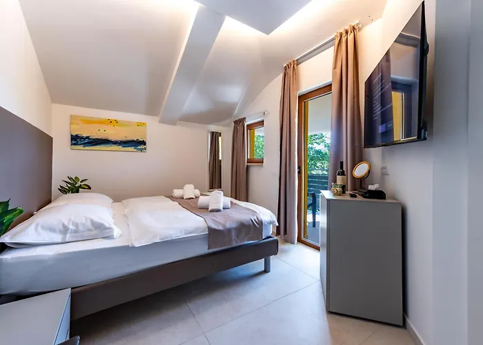 Bed & Breakfast With Free Parking Pola