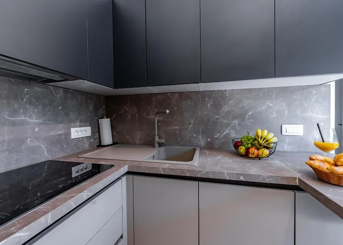 With Free Parking Pola