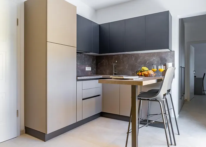 With Free Parking Pola